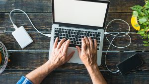 có nên vừa sạc vừa dùng laptop